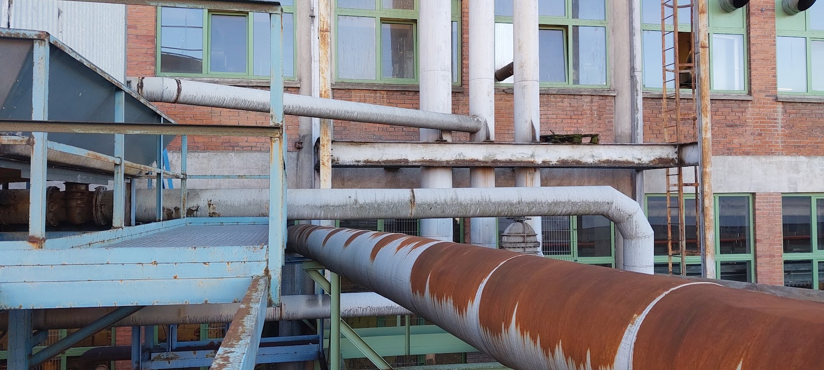 Průmyslové potrubí před nátěrem